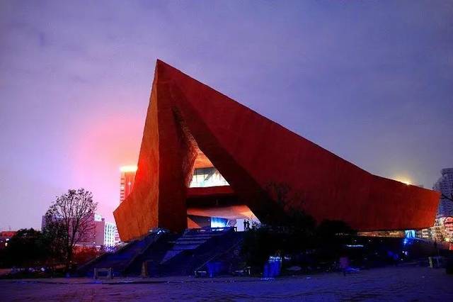 武汉是座名副其实的历史文城,一路见证着中华民族的历史兴衰,不断在