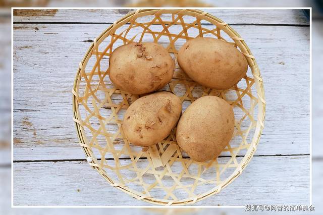 儿时特色零食—蘸水土豆,蘸上蘸料,轻咬一口,真香