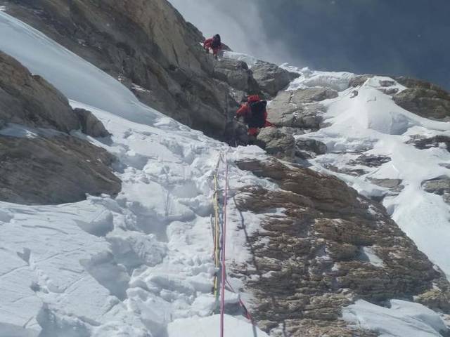 2020珠峰测量登山队修路至海拔8600米的第一台阶