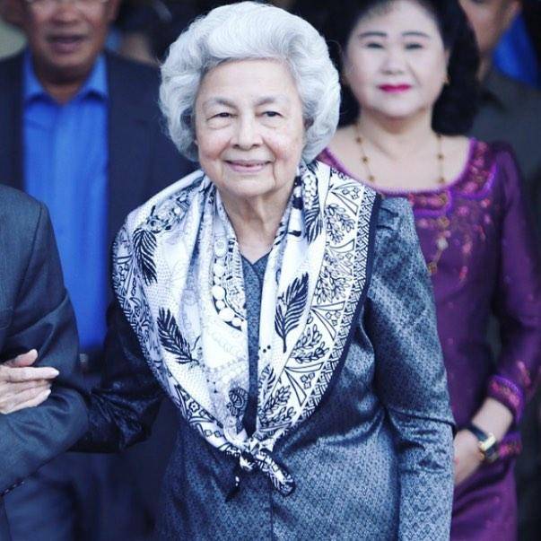 83岁柬埔寨太后曾参加选美,穿皮草配长裙,混血颜兼具东西方之美