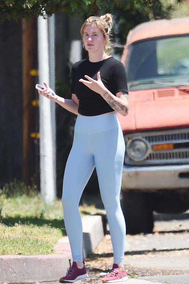 女星爱尔兰·鲍德温现身洛杉矶街头,她有着特别的魅力