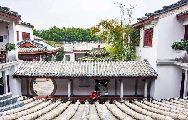 頤園別稱饒宗頤學術館,主要展示國學大師饒宗頤的生平成就和文化作品.