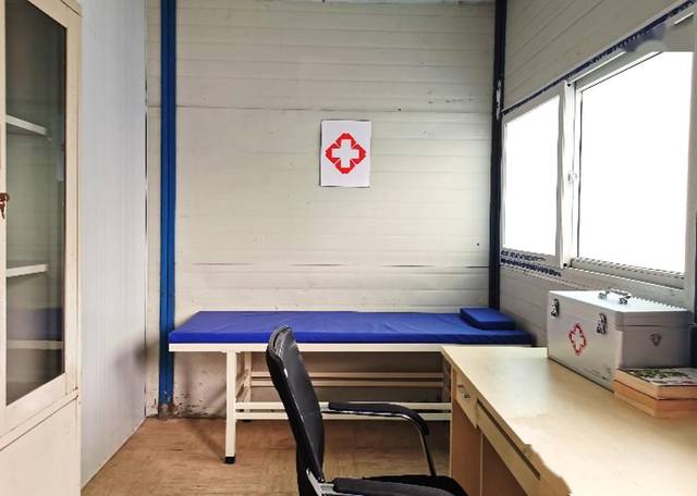 厕所,浴室派专人负责打扫,设置医务室,配备急救药箱,急救箱内药品齐全