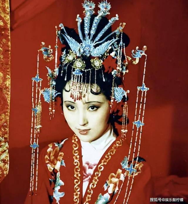 二人都是一袭红衣,宝玉年轻俊朗,黛玉婀娜娇媚,或许那时的陈晓旭还没