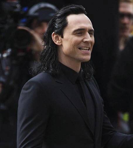 还有扮演了抖森的汤姆,随着年龄的增长,m形的发际线也发明朗,中间飘扬