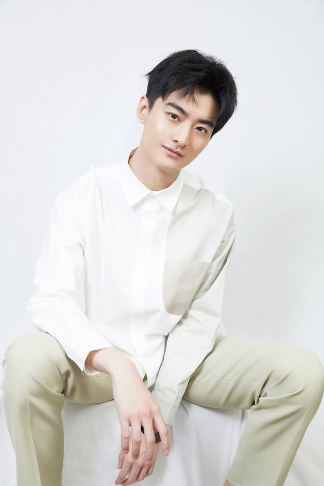 王泽轩清爽写真眼神冷峻隐现忧郁气质