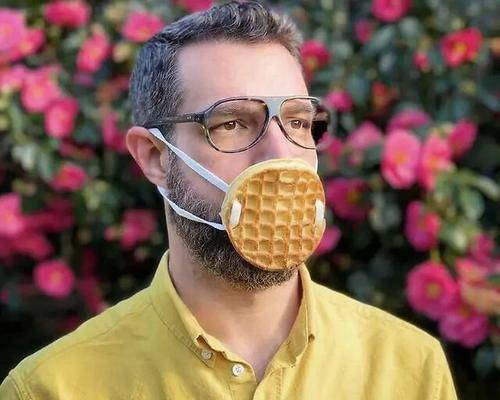 蓬佩奥这厮不是一直坚决反对戴口罩吗,现在怎么也戴上了口罩?
