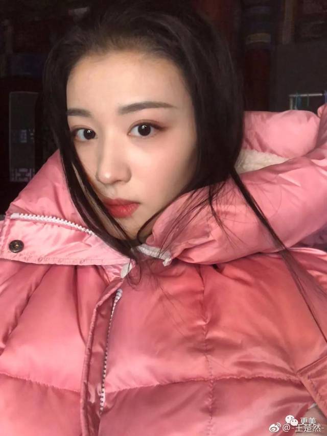 大平行双眼皮猛地一看温婉柔情,再看尖眼角跟上翘的眼尾细细品味,妩媚
