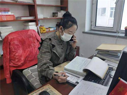 网格员电话联络居民沟通相关事宜