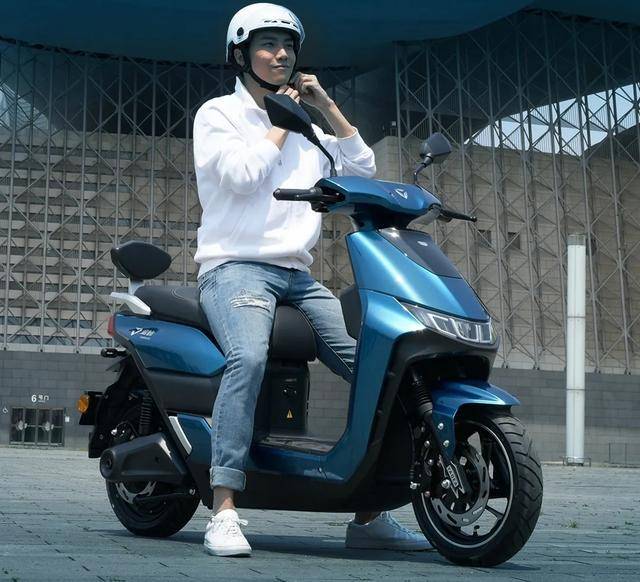 雅迪t9智动版电轻摩评测极致推背感续航可达120km