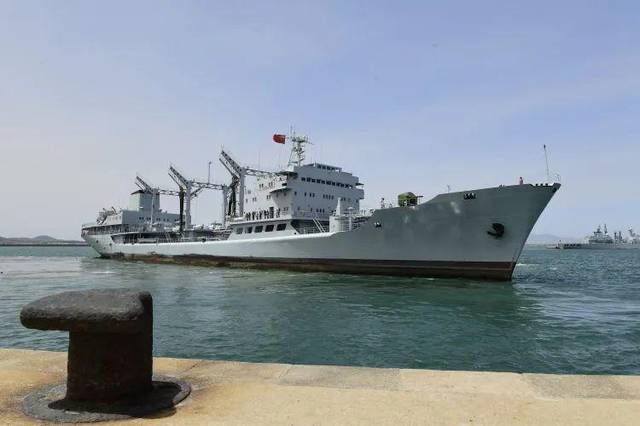 "中华补给第一舰"洪泽湖舰移交人民海军诞生地纪念馆
