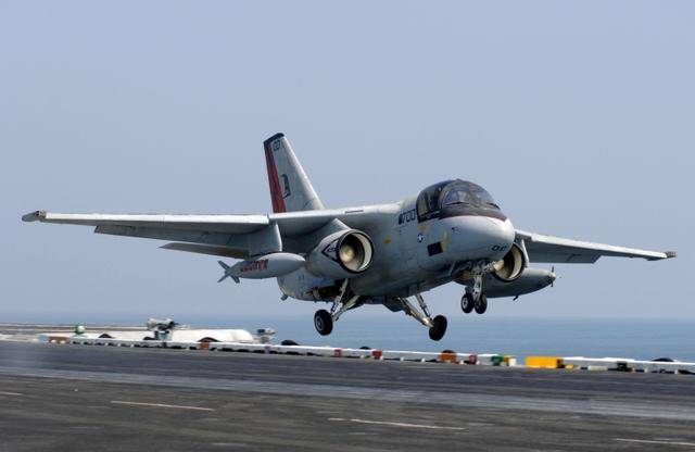 美航母抵近中国沿海,放飞反潜机紧盯核潜艇,用三角测量锁定目标