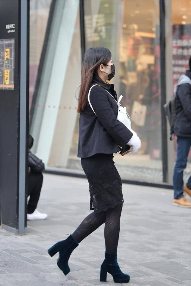 路人街拍,美女穿黑色连裤袜,衬托出身材曲线美