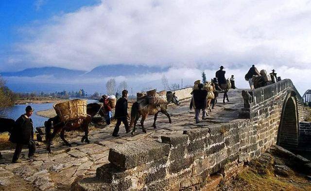 丝绸之路上有夏特古道,乌孙古道,车师古道,楼兰古道,萧关古道等重要