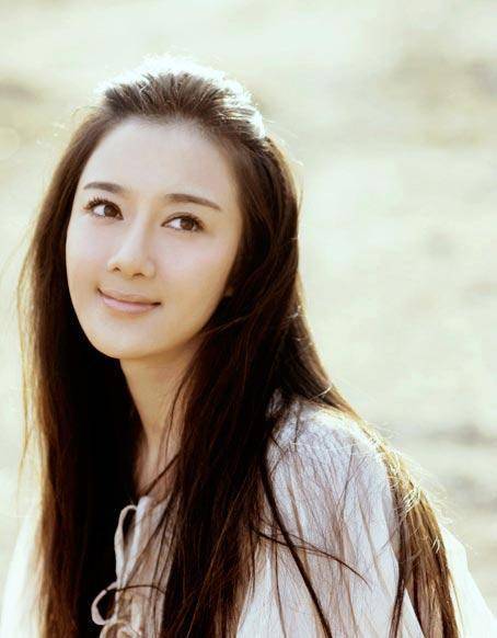 李依晓,本名李烁,1983年2月2日出生于辽宁省锦州市,满族,毕业于中国