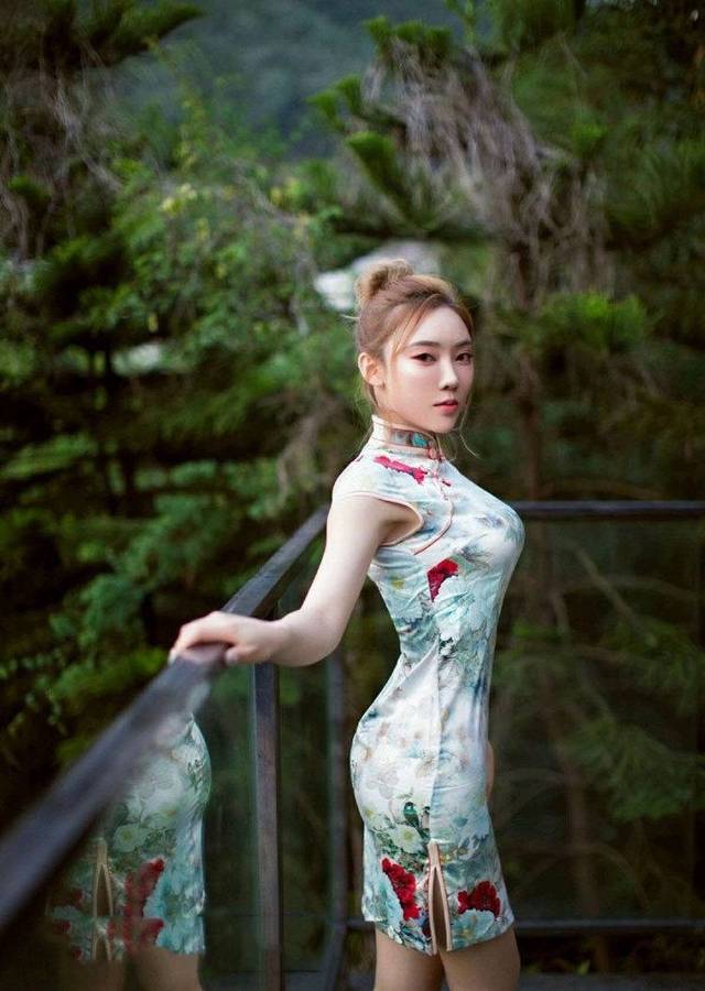 凹凸有致的旗袍美女,气质优雅,彰显迷人的身段