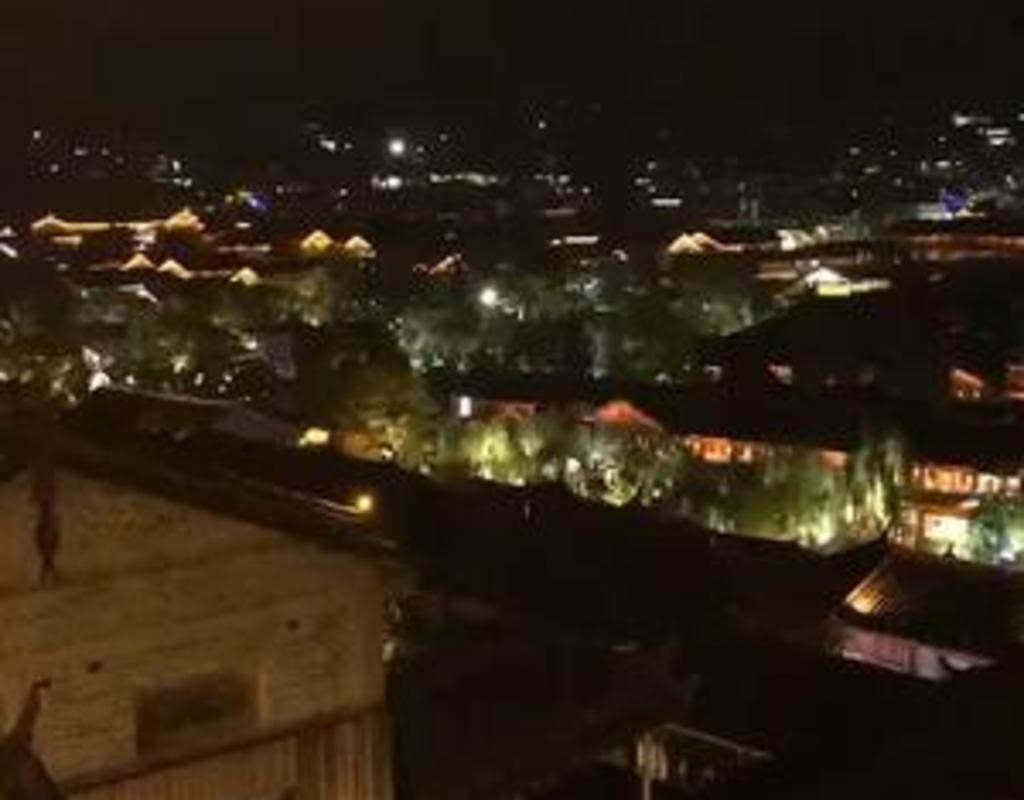 站在我家的房间里 俯视整个古城的夜景 真的很美 就喜欢一人坐在阳台上看着夜景喝着酒 想想一天的辛苦很值得 频道 手机搜狐 站在我家的房间里 俯视整个古城的夜景 真的很美 就喜欢一人坐在阳台上看着夜景喝着酒 想想一天的辛苦很值得 频道 手机搜狐