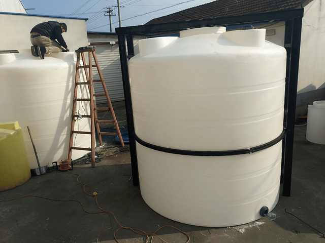 塑料水箱的底部出水口为什么总是离地面有一段距离