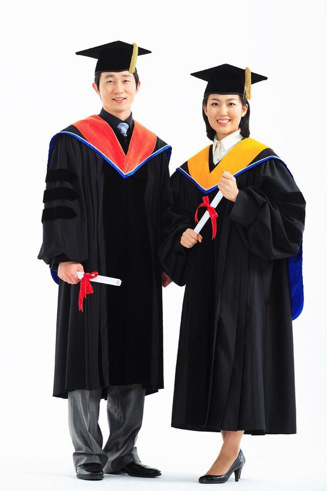 博士服为黑红两色