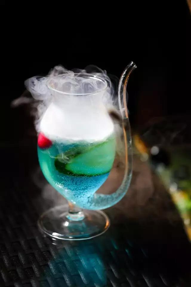 迷幻的天空之城,同样酒劲不大,果汁口感.