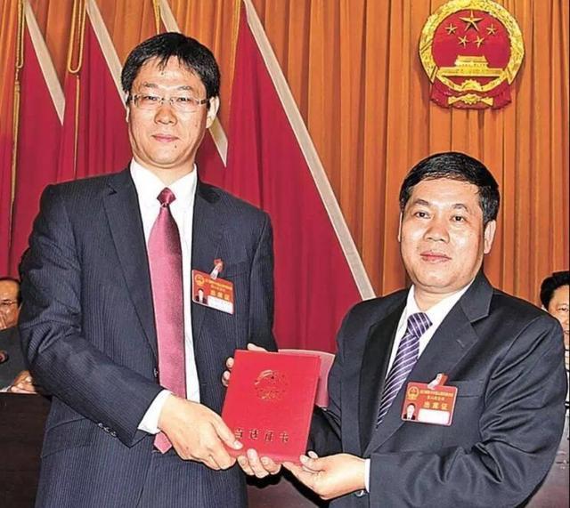 2013年3月15日,虎门镇镇委书记叶孔新为曲洪淇颁发当选证书