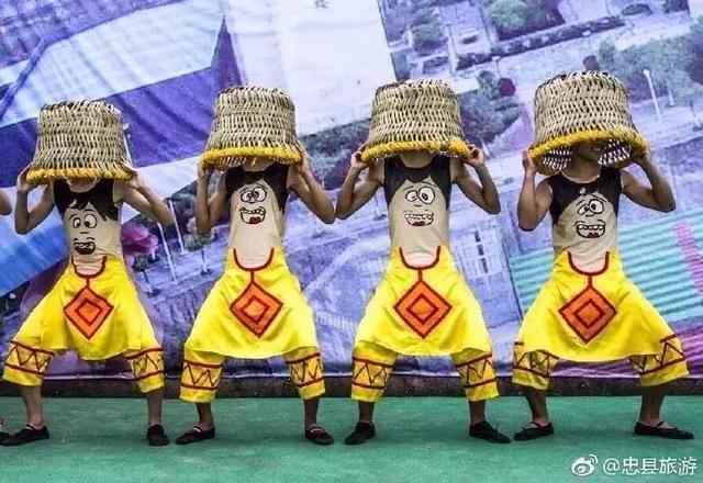 乡亲们在劳作休息之余,衣服下移小腹,用泥土在肚子上画出五官,是为"脸