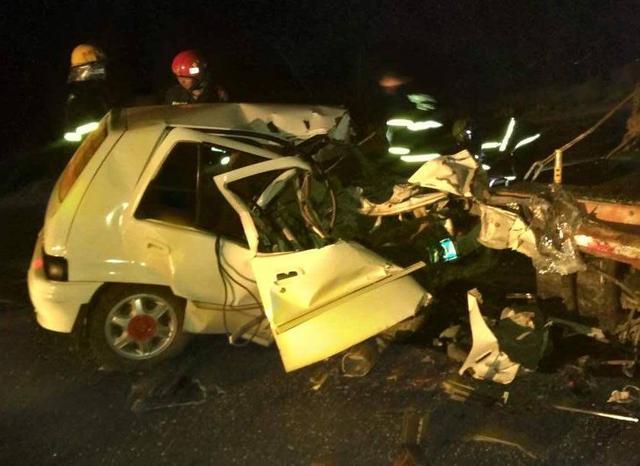 铁岭一私家车追尾大货车 现场惨烈车毁人亡