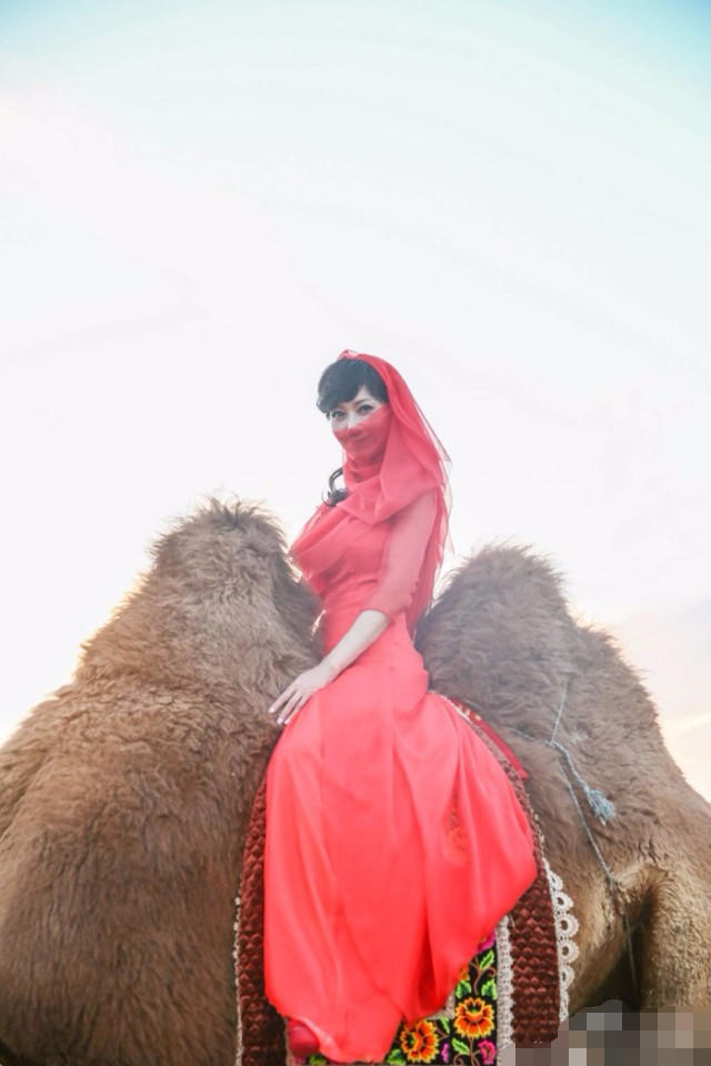 沙漠骑骆驼带头纱的女星们,奚梦瑶公主她红衣女神
