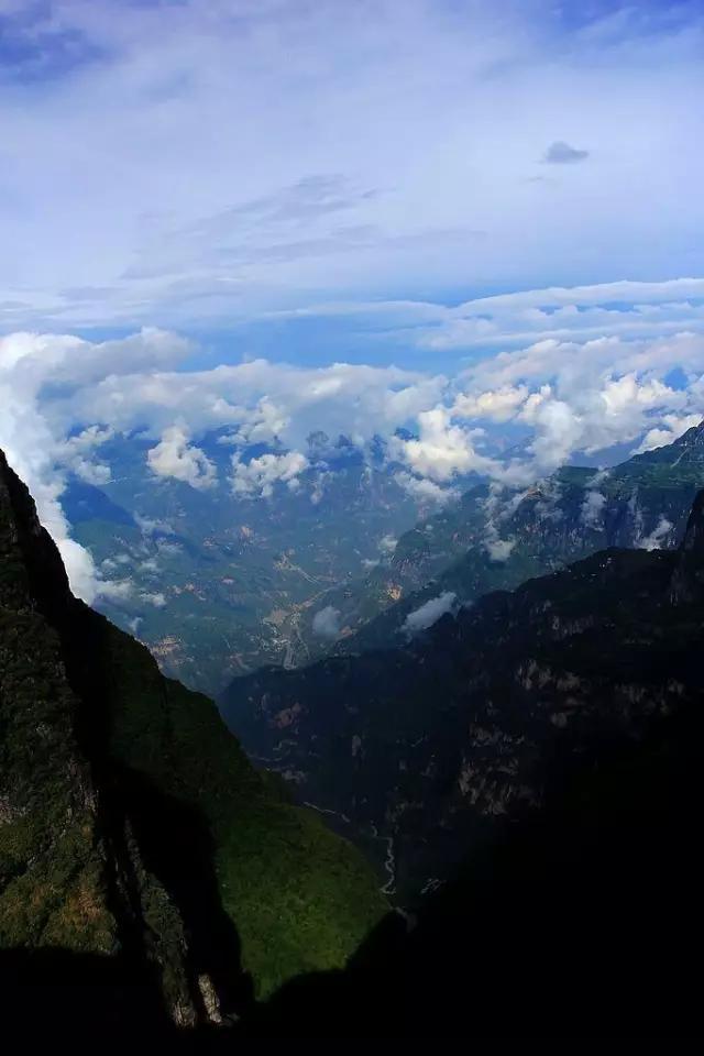 磅礴的烏蒙山深處,懷抱著一個個高山湖泊