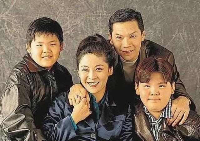 别看现在体型差距蛮大 在小时候俩人如出一辙 哥哥向佐甚至更胖一些