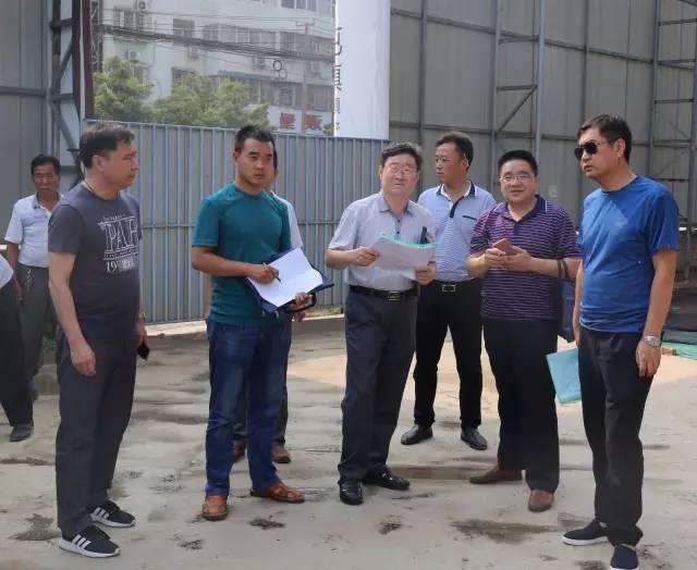 施工工地扬尘治理检查组深入到郁香华庭,空港国际等项目建设工地,现场