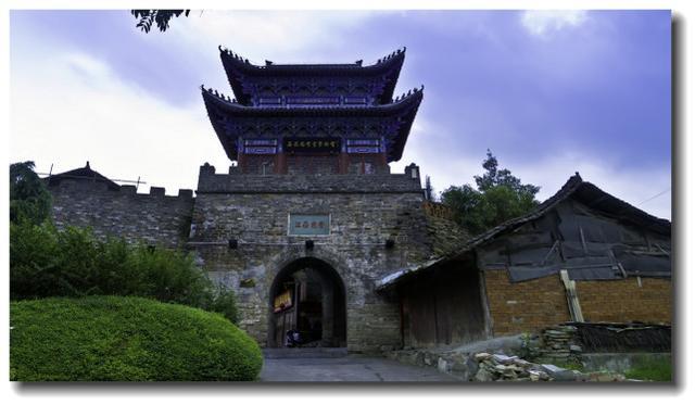 走在老街有种怀旧的感觉,老街虽是现代经营,可保持古代装饰,街道两边