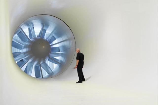 简单说,风洞实验室其实就是一个带有巨型风扇的隧道,将车辆放入隧道中