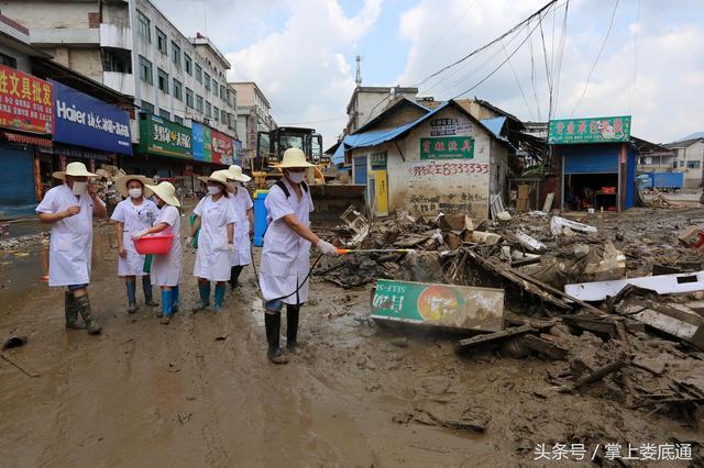 7月4日,湖南省涟源市桥头河镇蔬菜基地芦笋遭遇特大洪灾,受灾群众开展