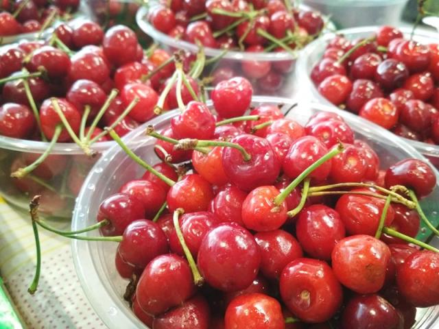 食堂一层的水果店的水果水灵灵的也是惹人爱