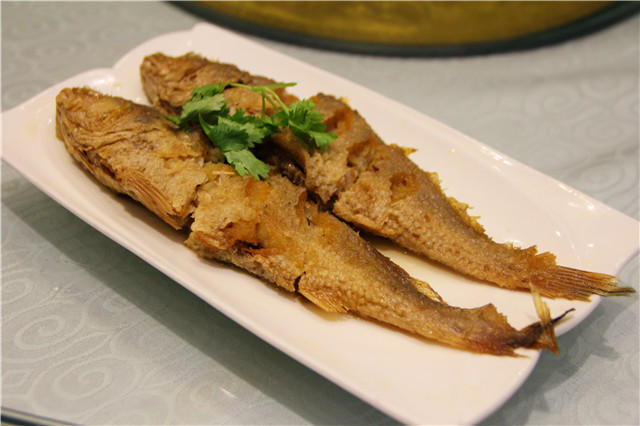 【香糟小黄鱼】,一道凉菜,先煎再卤,小黄鱼刺少味鲜美,肉被糟卤的相当
