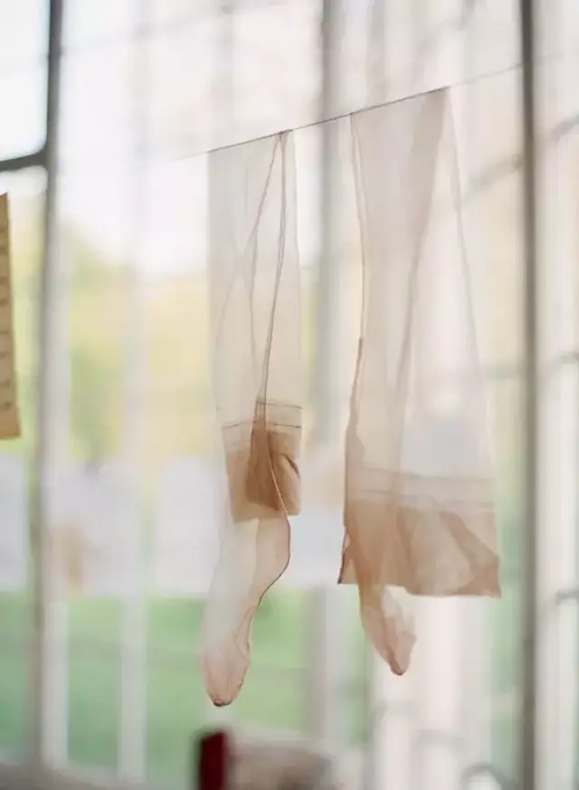 新买的丝袜先不要拆封,直接放到冰箱冷冻一两天,再拿出来晾上半天