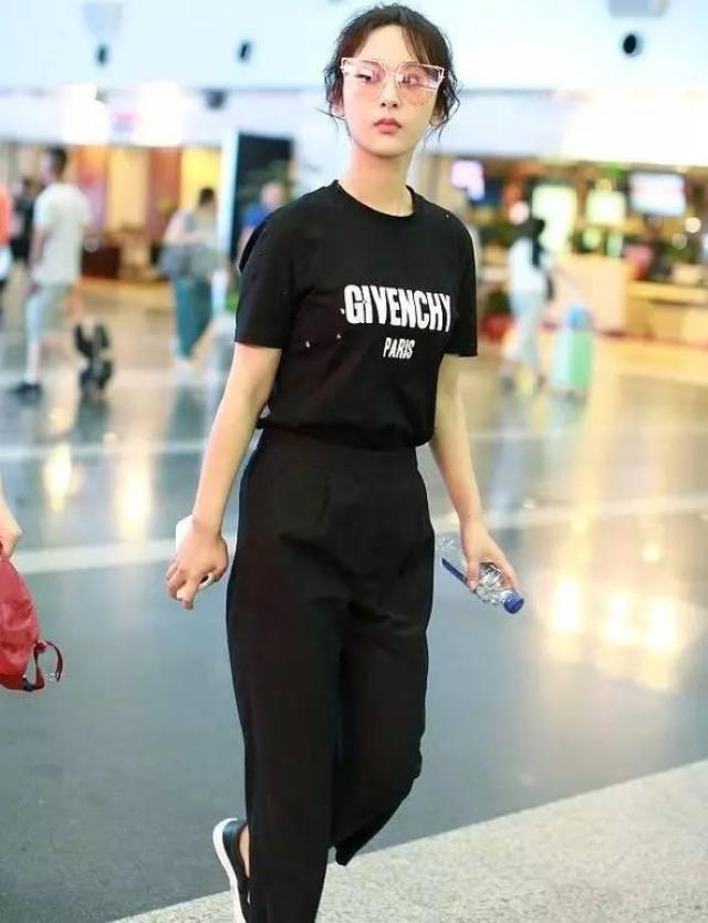 在机场总穿黑色运动服有气质的女明星 也只有杨紫