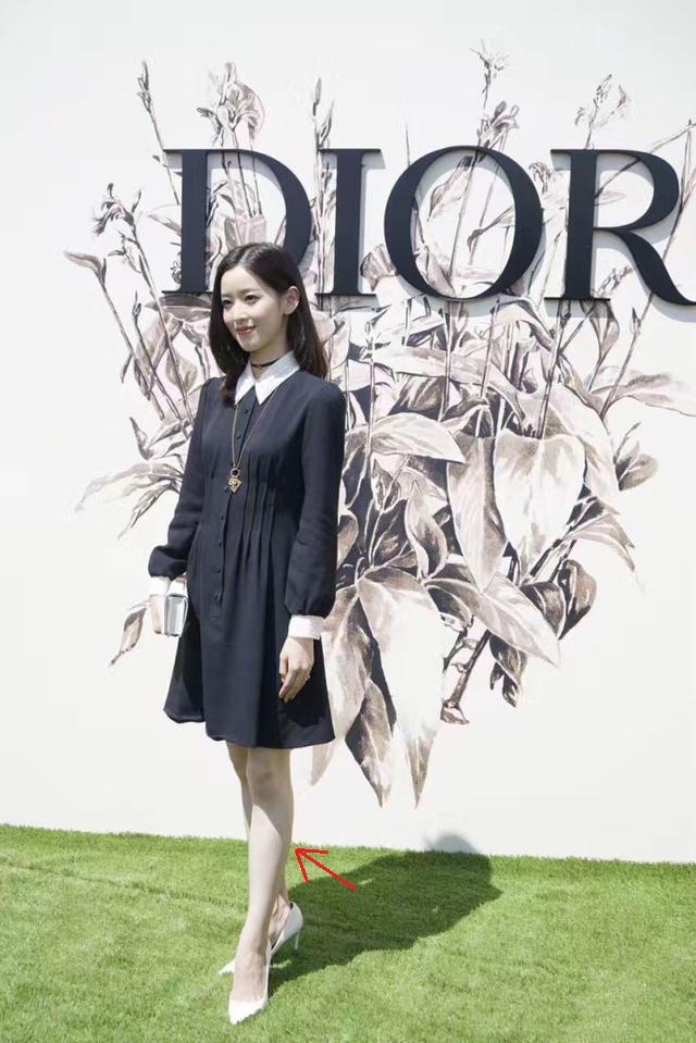 图片中的章泽天,一袭短裙,肩颈蔓延美妙,一双小腿修长平均,仪态落落