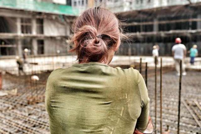 建筑工地上的女工 大夏天少不了尴尬