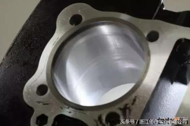 图为暴力组汽缸壁,细部图可证明经过万转摧残之后,它并没有故障,而