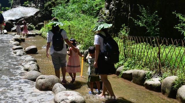 魚骨洞景區是野三坡七大景區之一,因山形似塔,峰上有洞,海拔高度1027