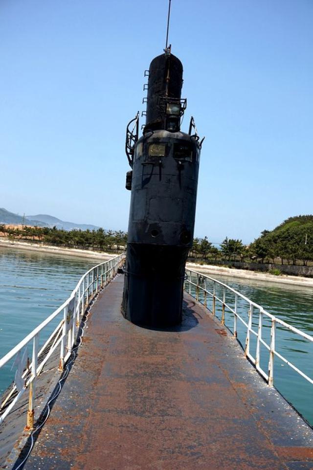 萨沙亲自钻入潜艇内部:带你看朝鲜先进的罗密欧级