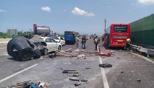 台高速路发生6车追撞车祸 巴士司机当场惨死