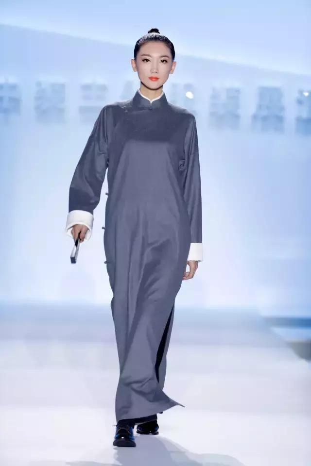 多年的职业模特经历让李晔在面对镜头时候依然保持着最好的舞台状态.