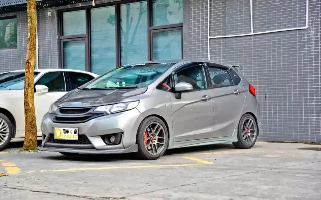 人气不减的本田"超跑"——水泥灰飞度gk5