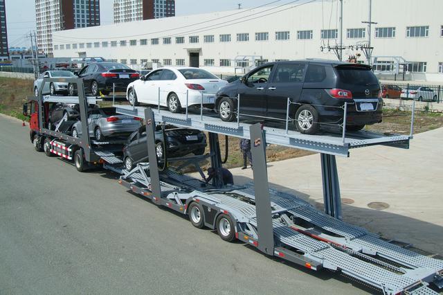 双排轿运车难逃一劫   轿运车又叫商品运输车,说白了就是运轿车的