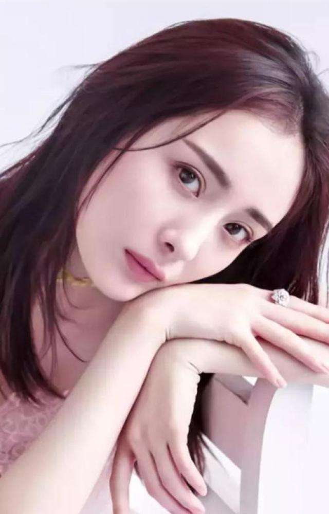 而杨幂最近虽然也随着流行改了眉形,但是还是没