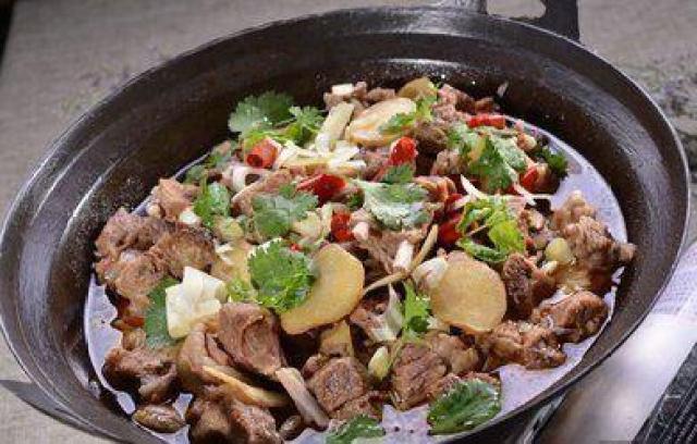 将切好的长杂面放进开水锅中煮出来,加上羊肉或洋芋白菜做成的面臊子
