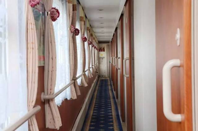 y667/668次"敦煌号"品牌列车开行三年来,针对南北旅客不同口味,推出"